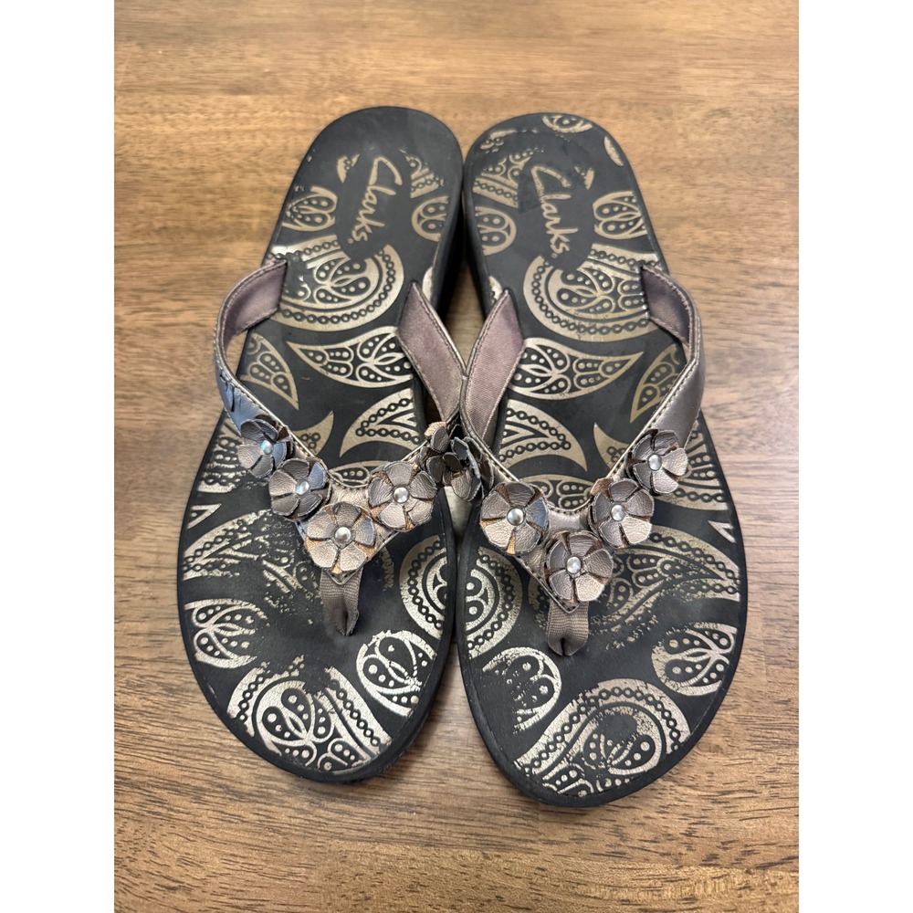 Clarks Womens Pewter Metallic Floral Paisley Flip Flop Sandals Size 9M 36498